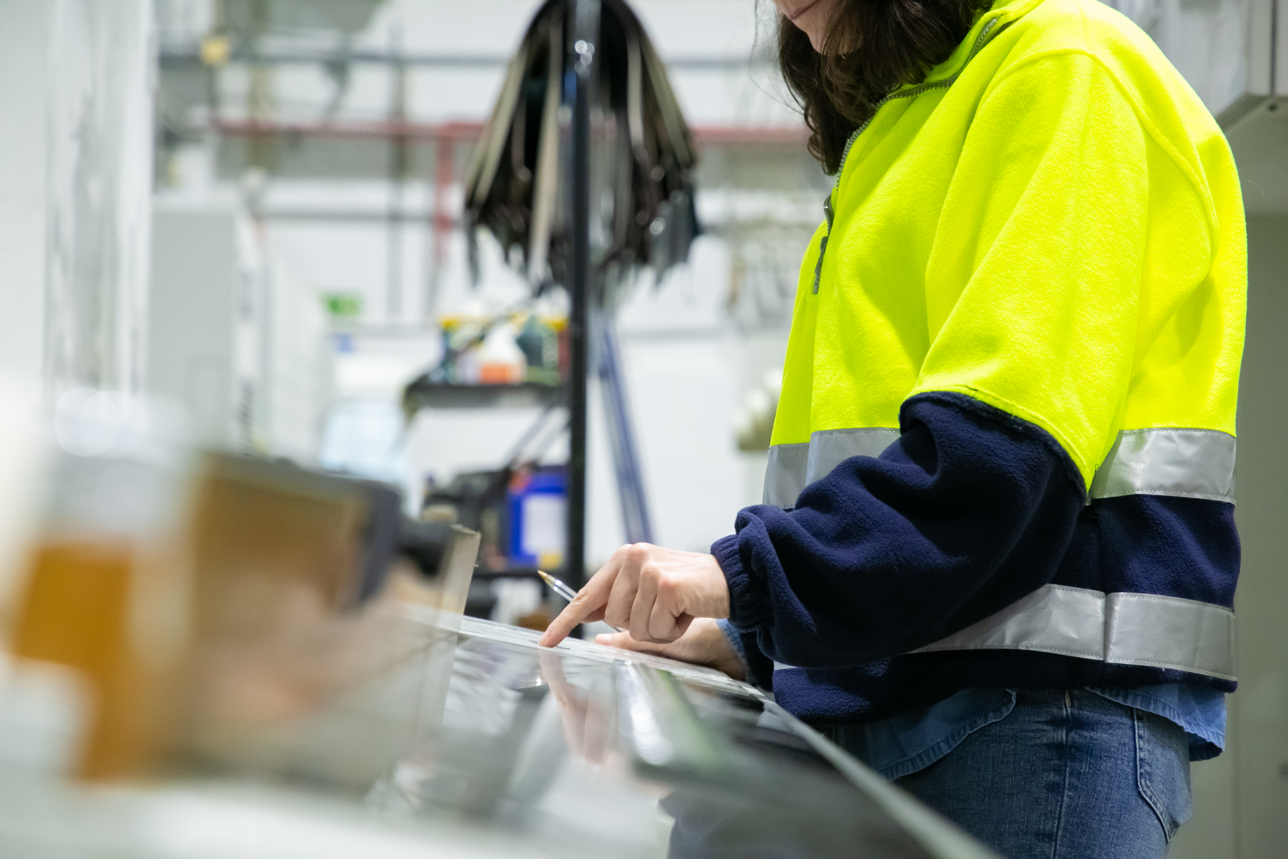 Ingegnere industriale al pannello di controllo